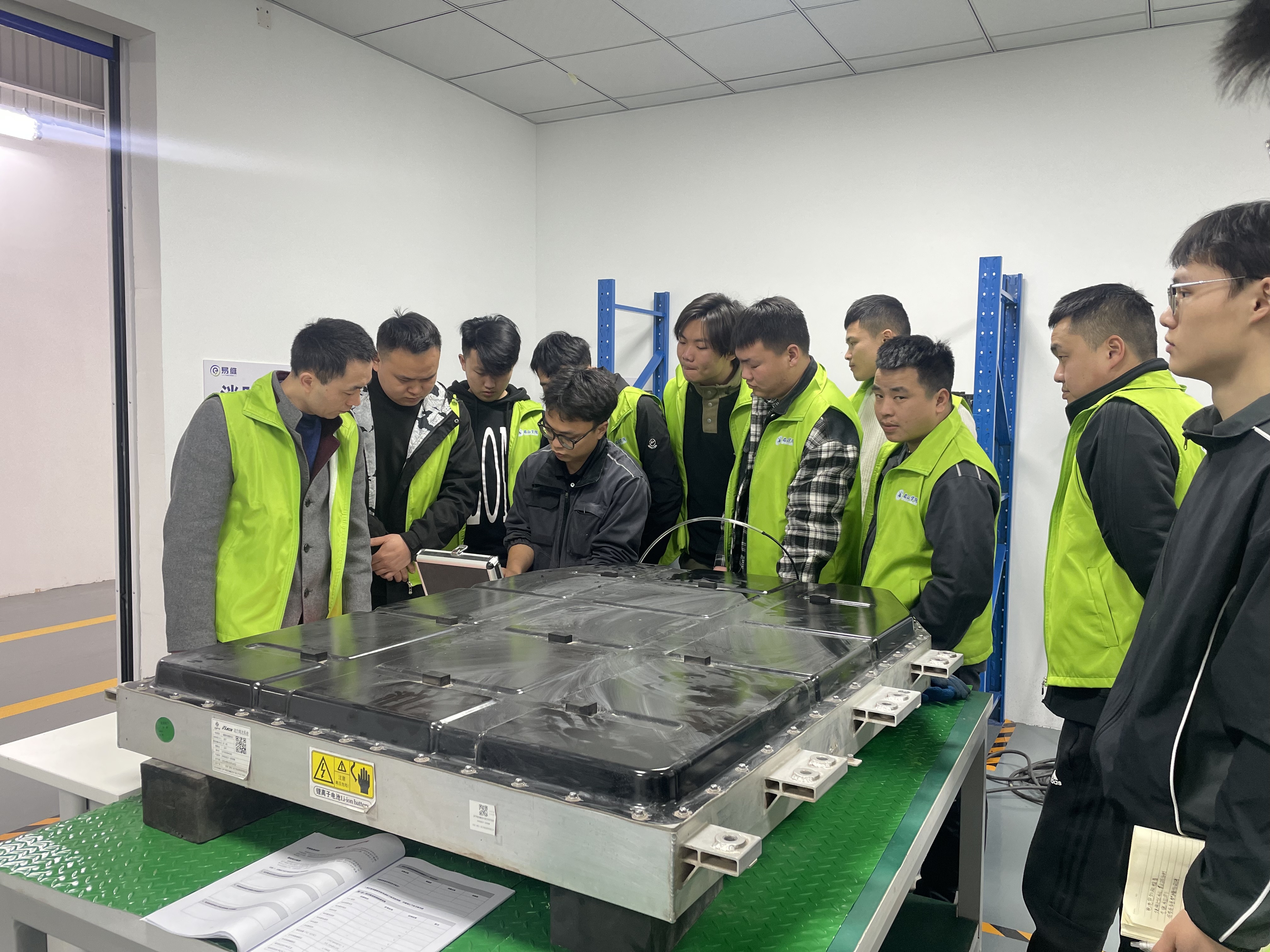 惊！新能源车满街跑，会修的人却不到10万？这职业绝了！
